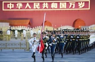 Cérémonie de lever du drapeau national sur la place Tian'anmen pour célébrer le 75e anniversaire de la fondation de la République populaire de Chine