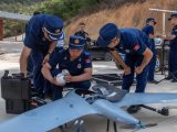 Préparation d'un drone pour surveiller des éléphants d'Asie sauvages en migration dans le district d'Eshan