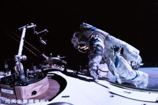 Image d'écran capturée au Centre de contrôle aérospatial de Beijing de l'astronaute de Shenzhou-17 Tang Shengjie effectuant des activités extravéhiculaires