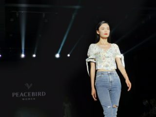 Un mannequin présente une création lors de la Semaine de la mode de Tianjin 2021 à Tianjin