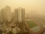 Photo montrant un quartier résidentiel frappé par la tempête de sable à Beijing