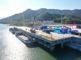Photo aérienne de conteneurs en train d'être chargés sur un cargo à énergie nouvelle depuis un quai du port de Nanping