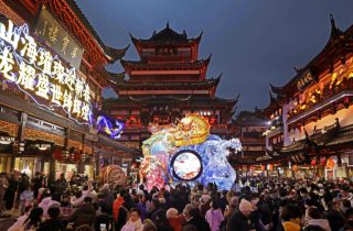 Des gens visitent la foire aux lanternes du jardin Yuyuan à Shanghai