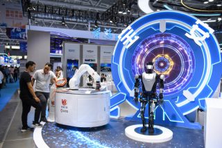 Un bras mécanique exposé lors de la 26e Foire des hautes technologies de Chine à Shenzhen