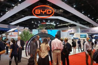 Des visiteurs dans la zone d'exposition de l'entreprise chinoise BYD lors de l'exposition RE+ 2024 à Anahiem