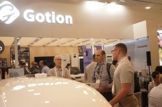 Des visiteurs dans la zone d'exposition de l'entreprise chinoise Gotion lors de l'exposition RE+ 2024 à Anahiem
