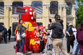Des touristes posent pour des photos dans la rue de Harbin