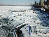 Photo aérienne de visiteurs au parc du Carnaval de glace et de neige sur la rivière Songhua