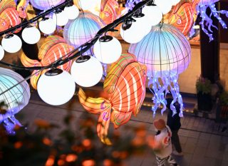 Des gens visitent la foire aux lanternes du jardin Yuyuan à Shanghai