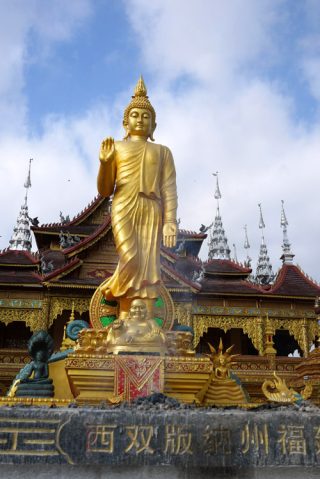 bouddha debout en or