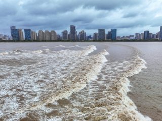 Photo aérienne de vagues causées par le mascaret du fleuve Qiantang