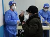 Une habitante reçoit une dose de vaccin inhalable contre la COVID-19 sur un site de vaccination