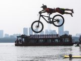 Un cycliste saute dans le lac de l'Est lors d'un festival annuel de saut en BMX à Wuhan