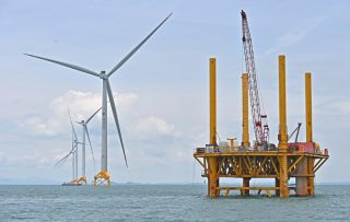 Photo du site de construction d'un parc éolien au large de la côte de Fangchenggang
