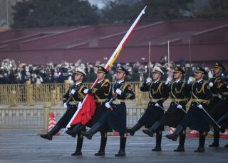 Une grande cérémonie de lever du drapeau national est organisée sur la place Tian'anmen