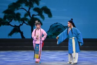 Des artistes se produisent sur scène lors de la cérémonie d'ouverture du 10e Festival d'Art de l'opéra Qinqiang à Xi'an