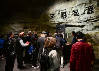 Des invités visitant l'exposition intitulée Origines de la civilisation chinoise d'un point de vue archéologique au Musée archéologique chinois à Beijing