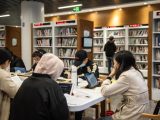 Des gens étudient dans une salle en libre-service 24 heures sur 24 de la Bibliothèque du Guizhou à Guiyang
