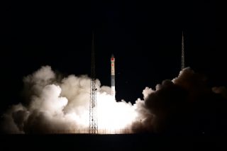 Une fusée porteuse Kuaizhou-1A transportant quatre satellites météorologiques décolle depuis le Centre de lancement de satellites de Jiuquan