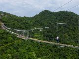 Des touristes profitent d'une activité d'aventure dans le site pittoresque de la forêt de pierres du lac Qiandao