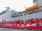 La foule salue le départ des membres de l'équipage du navire-école chinois Qi Jiguang