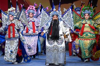 Des artistes se produisent sur scène lors de la cérémonie d'ouverture du 10e Festival d'Art de l'opéra Qinqiang à Xi'an