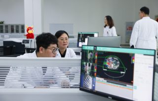 Des membres du personnel hospitalier discutent d'un plan de traitement à l'Hôpital pour tumeurs de Wuwei