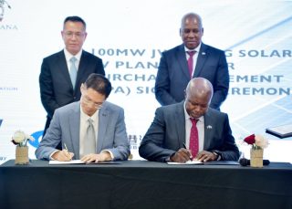 Des représentants de la Botswana Power Corporation et de Sinotswana Green Energy signent un contrat d'achat d'électricité dans la ville minière de Jwaneng