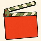 Un clap de cinéma vu de trois quarts, bras relevé. Les deux barres sont rayées de vert et de crème, la charnière porte trois rivets rouges, et l’ardoise est un aplat rouge vif sans une inscription.