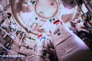 Image d'écran capturée au Centre de contrôle aérospatial de Beijing des astronautes de Shenzhou-17 Tang Hongbo (à droite) et Tang Shengjie se préparant à sortir du module laboratoire Wentian