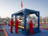 Des membres du personnel sur le site du puits Yuejin 3-3XC de la China Petrochemical Corporation (Sinopec)