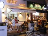 Des touristes dans un bar à Tenghai