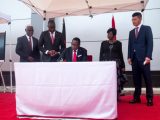 Le président malawite Lazarus Chakwera (au centre) participe à la cérémonie de remise du centre national de données à Blantyre