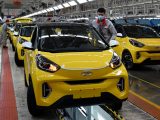 Des travailleurs sur la chaîne de production de véhicules à énergie nouvelle dans une usine du constructeur automobile Chery Holding Group Co