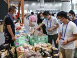 Des visiteurs sur un stand de produits agricoles à la 28e édition de l'Exposition de Guangzhou