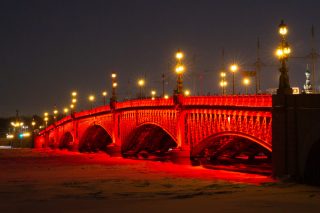 Photo prise le 9 février 2024 montrant le pont de la Trinité à Saint-Pétersbourg