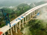 Aperçu du chantier du grand pont de Dafaqu de l'autoroute Renhuai-Zunyi dans la province chinoise du Guizhou (sud-ouest)