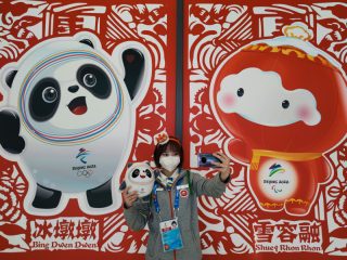 Une bénévole prend un selfie au Village olympique des Jeux olympiques d'hiver de Beijing 2022 dans l'arrondissement de Yanqing