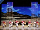 Des artistes lors de l'un des spectacles ayant pour thème Be Together dans le village de la 31e édition estivale des Jeux mondiaux universitaires de la FISU