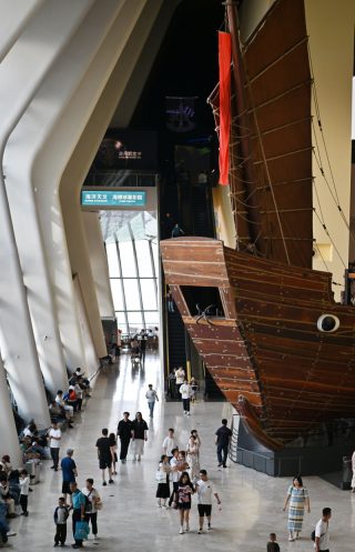 Des gens visitent le Musée maritime national de Chine
