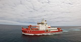 Photo prise par un drone du brise-glace chinois de recherche Xuelong 2 navigant en mer