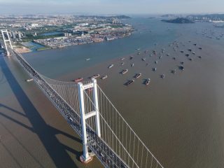 Photo prise par un drone aérien le 2 octobre 2024 montrant une vue du pont Nansha