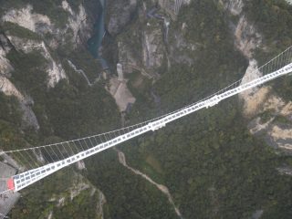 Photo aérienne montrant des touristes sur le pont à fond de verre Grand Canyon de Zhangjiajie
