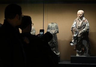 Des invités visitant l'exposition intitulée Origines de la civilisation chinoise d'un point de vue archéologique au Musée archéologique chinois à Beijing