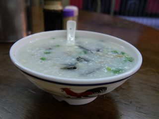 Congee aux œufs de cent ans et au porc