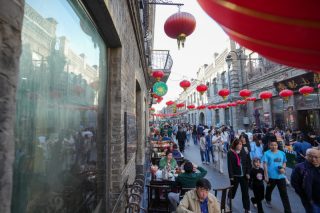 Des visiteurs dans un site touristique de Harbin