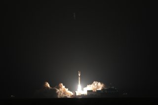 Une fusée porteuse Smart Dragon-3 transportant un satellite d'essai décolle à partir des eaux situées au large de Yangjiang