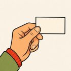 Une main tendue, sortant d’une manche verte à poignet rouge, qui présente entre le pouce et l’index une carte rectangulaire crème entièrement vierge.