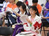 Des candidats attendent de participer au concours national d'entrée à l'université dans un site d'examen à Beijing