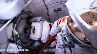 Image d'écran capturée au Centre de contrôle aérospatial de Beijing des astronautes de Shenzhou-17